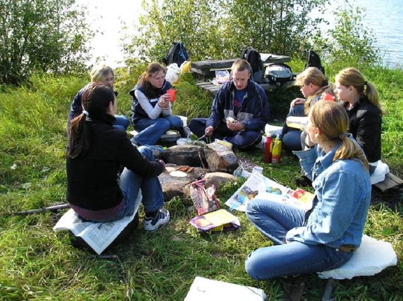 Парни дерут чешских девах и мамок у деревьев и на полянке в лесу на приватной вечеринке